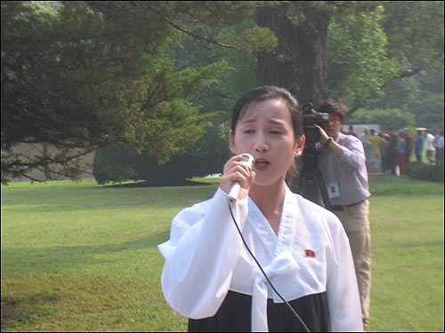 만경대 혁명 유적지에 대해 설명하는 안내원. 그녀의 시선과 감정 가득한 목소리는 일행을 압도했다. 